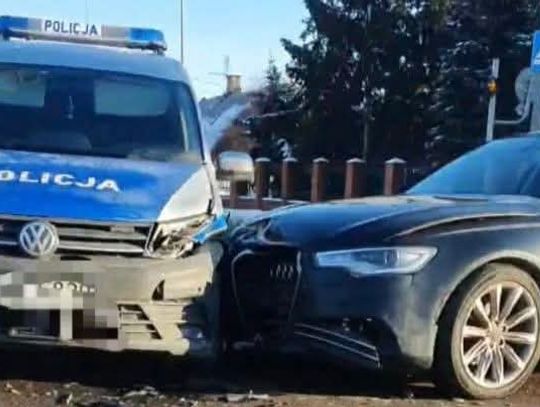 Radiowóz zderzył się z osobówką. Utrudnienia dla kierowców w Chełmie