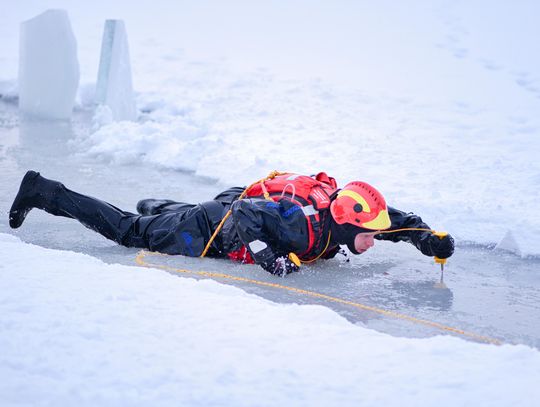 Ratowanie życia w lodowatej wodzie. Strażacy ćwiczyli na Zalewie Zemborzyckim