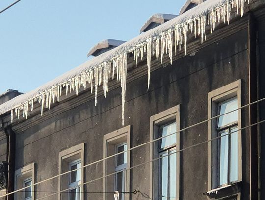 sople i śnieg na dachach - śmiertelne zagrożenie