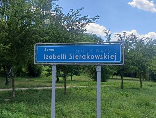 „Red is bad” na skwerze Sierakowskiej. Działacz Nowej Lewicy: Ikona walki o równość