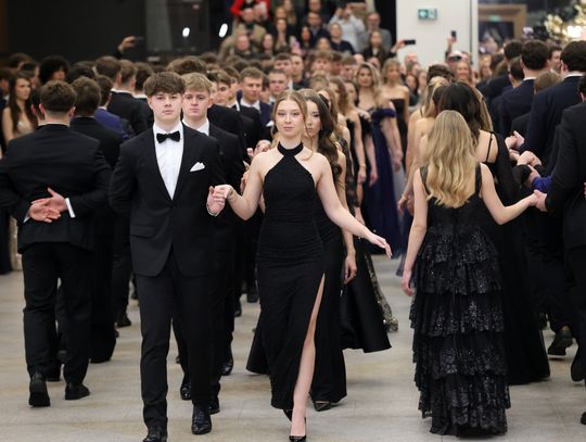 Rodzice sięgają do kieszeni. Maturzyści szykują kreacje na studniówki