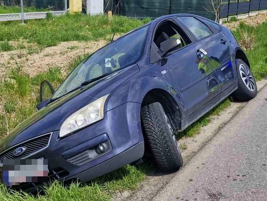 Rodzice z promilami, auto w rowie. W środku małe dziecko