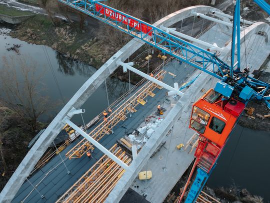 Rok dynamicznych zmian na budowie mostu w Krasnymstawie. Inwestycja rośnie w oczach
