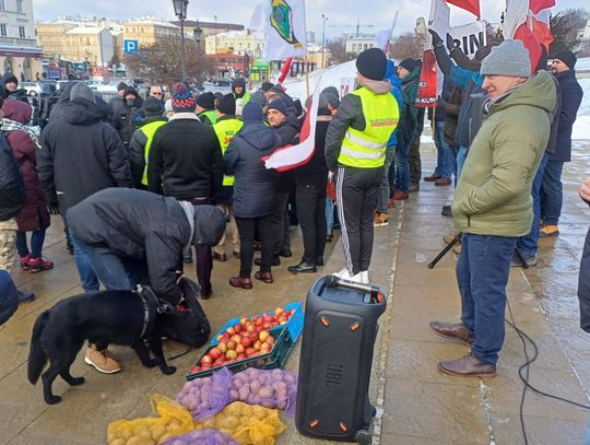 Rolnicy rozdają cebulę i protestują. „Zginęlibyśmy bez polskiej żywności”