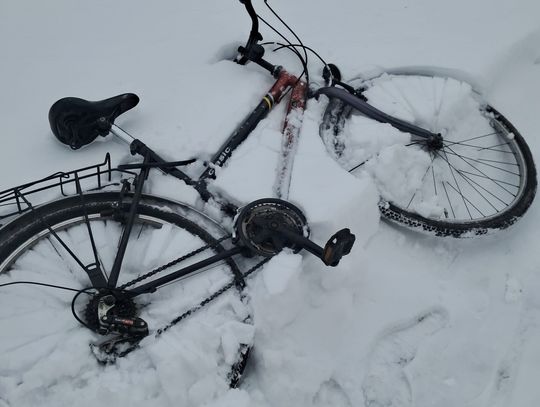 Rowerem „wężykiem” po zaśnieżonej drodze. Miał ponad promil alkoholu
