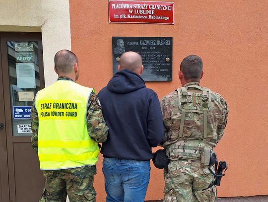 Blisko 24 tys. paczek nielegalnych papierosów zabezpieczono podczas akcji Straży Granicznej. Według śledczych grupa mogła wprowadzić na rynek ponad 800 tys. paczek wyrobów tytoniowych.
