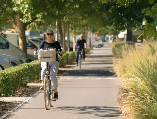 dwójka seniorów jadących rowerem