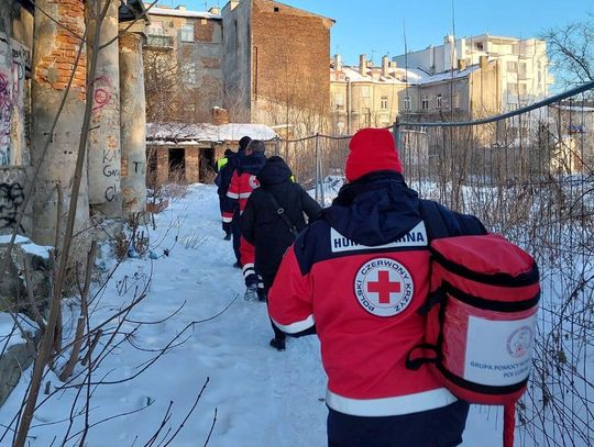 grupa poszukuje bezdomnych, zima