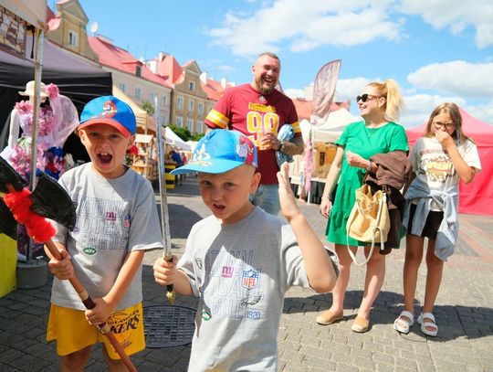 Rycerze opanowali Plac Zamkowy. Walki na miecze, średniowieczny targ i tłumy mieszkańców