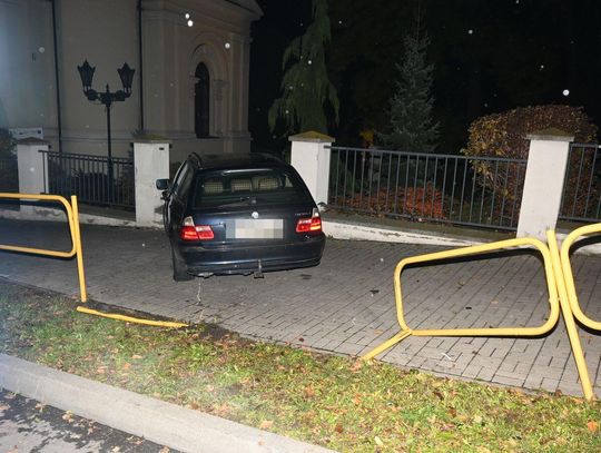 Auto w ogrodzeniu