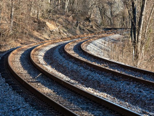 Samochód osobowy wjechał pod pociąg koło Łukowa. Utrudnienia na kolei