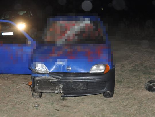 Seicento na łopatkach. Pijany duet i samochód, który nie miał szans Seicento na łopatkach. Pijany duet i samochód, który nie miał szans