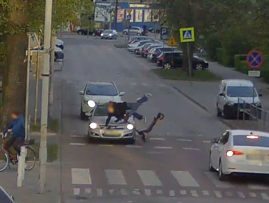 Sekunda nieuwagi, o krok od tragedii. Dwie nastolatki na hulajnodze wjechały w samochód
