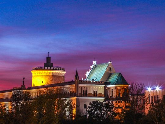 Widok Zamku Lubelskiego na tle zachodzącego słońca