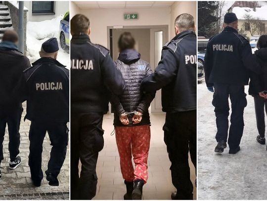 Policjanci prowadzą zakutych w kajdanki zatrzymanych w sprawie ataku na seniorkę