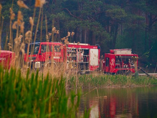 Silny wiatr nie sprzyja akcji gaśniczej. Ewakuowano sztab kryzysowy
