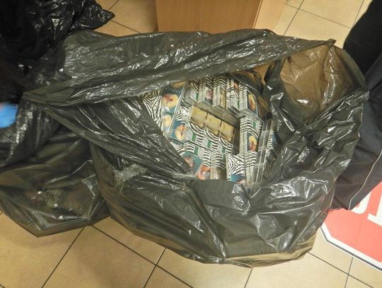 Funkcjonariusze Służby Celno-Skarbowej kontrolują autobus na przejściu granicznym w Terespolu z wykorzystaniem skanera RTG, który wykrywa papierosy ukryte w specjalnie przygotowanych skrytkach.