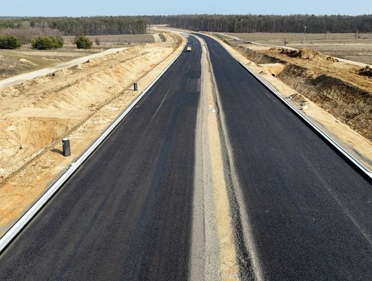 Słoneczna budowa S19. Coraz więcej asfaltu na trasie do Lubartowa budowa S19, z drona