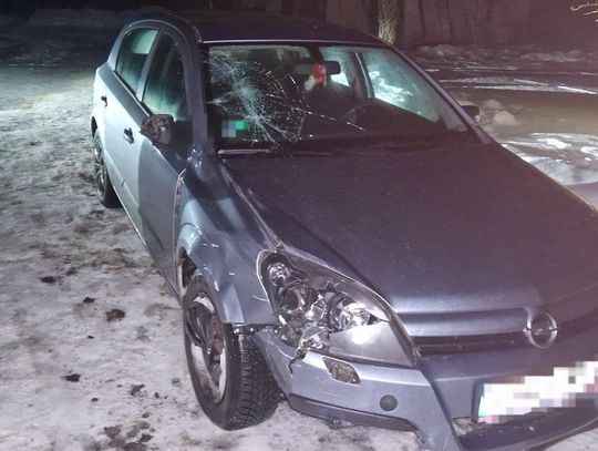 Uszkodzony samochód osobowy po kolizji na oblodzonej drodze