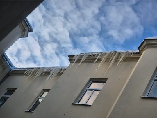 Śnieg na dachu to nie tylko problem estetyczny. Za zaniedbania grożą surowe kary
