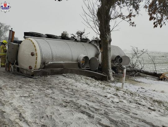 Spadł śnieg, auta „parkują” po rowach