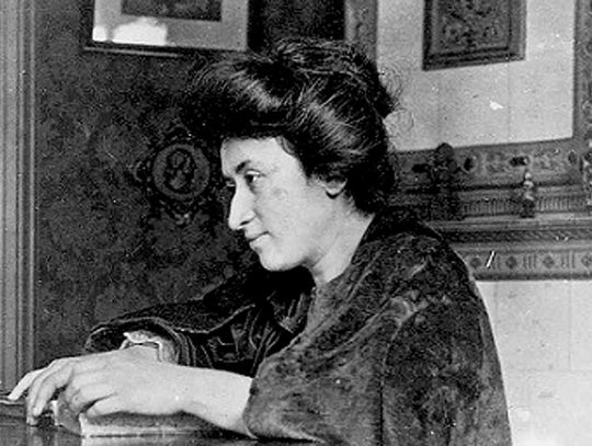 Spór o Różę Luksemburg. „Komunistka” czy „wybitna postać”? Władze Zamościa chcą przywrócić tablicę upamiętniającą Różę Luksemburg. Wiceprezesi Instytutu Pamięci Narodowej odwołują się do zakazu propagowania komunizmu w przestrzeni publicznej. Radna Agnieszka Klimczuk z KO przekonuje, że to nie „komunistka”, tylko „socjaldemokratka” i „wybitna postać”. Radna