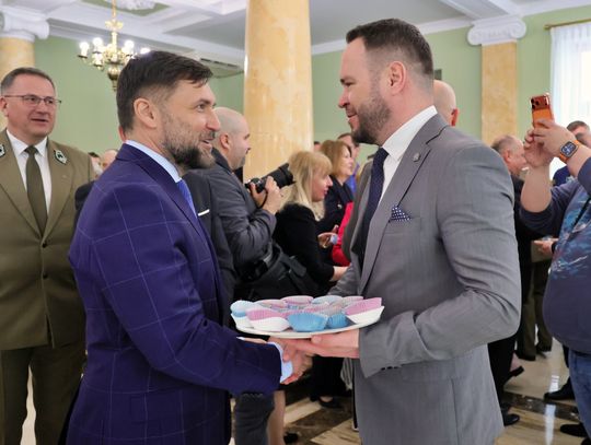 Wojewoda Krzysztof Komorski dzieli się świątecznymi życzeniami podczas spotkania wielkanocnego w Lubelskim Urzędzie Wojewódzkim.