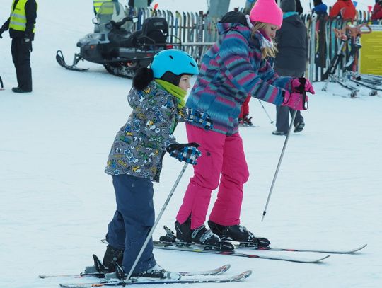 Dwójka dzieci jeżdżąca na nartach
