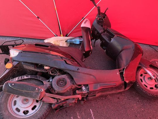 Stracił panowanie na łuku drogi. 43-letni motorowerzysta zginął