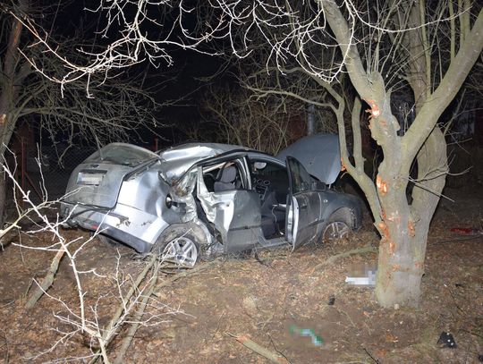 Stracił panowanie nad autem i uderzył w drzewo. Miał ponad promil alkoholu