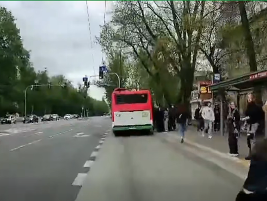 Straciła równowagę i wpadła pod autobus. Niebezpieczna sytuacja na przystanku