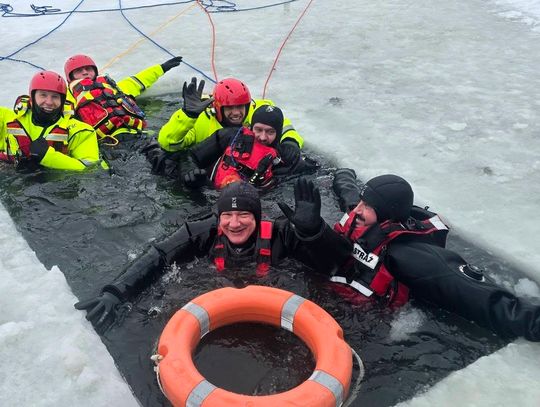 Strażacy w puławskiej marinie. Ćwiczyli ratownictwo wodne strażacy w przeręblu