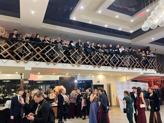 Studniówka II LO w Lubartowie. Zachwycający polonez