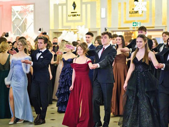 Studniówka pełna elegancji i dobrej zabawy. Bal maturzystów Sobieskiego w Lublinie
