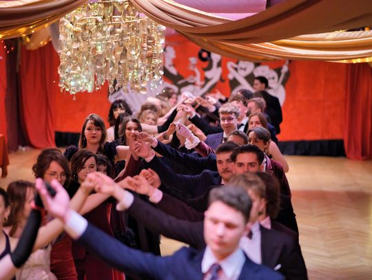 Tegoroczny bal studniówkowy maturzystów Plastyka, zgodnie z wieloletnią tradycją, odbył się w murach szkoły, która na ten jeden wieczór całkowicie zmieniła swoje oblicze
