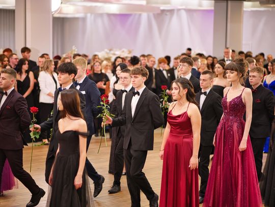 Studniówka w wyjątkowym klimacie. Maturzyści VIII LO w Lublinie świętowali swój bal