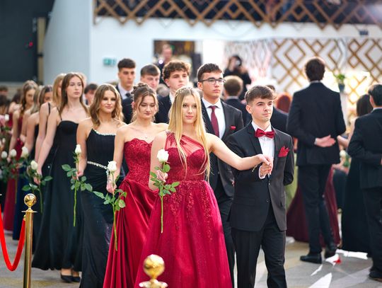 Studniówkowy bal pełen wrażeń. Maturzyści „Piątki” bawili się do rana