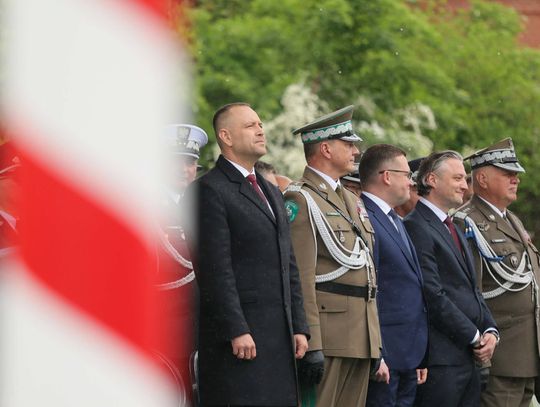 Funkcjonariusze Straży Granicznej podczas centralnych obchodów 35-lecia formacji na Placu Zamkowym w Lublinie. Mimo deszczowej pogody w uroczystościach uczestniczyły setki osób, a ponad 300 funkcjonariuszy otrzymało pierwszy stopień oficerski.