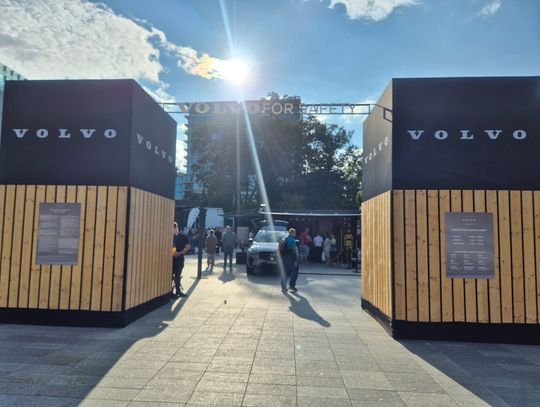 W Miasteczku Bezpieczeństwa Volvo w Lublinie można bezpłatnie skorzystać z 12 symulatorów, wziąć udział w warsztatach oraz poznać zasady bezpiecznej jazdy.