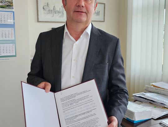 Dyrektor SPZOZ w Łęcznej Krzysztof Bojarski podczas odbioru umowy na unijne dofinansowanie projektu cyfryzacji szpitala. Inwestycja zakłada m.in. wdrożenie systemów wykorzystujących sztuczną inteligencję do wsparcia lekarzy Oddziału Intensywnej Terapii.