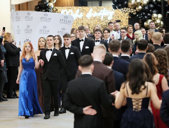 Szyk i elegancja podczas poloneza. Uczniowie ZS Elektronicznych mają za sobą swój studniówkowy bal Uczniowie Zespołu Szkół Elektronicznych podczas uroczystego poloneza