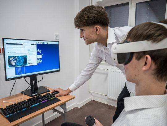 Uczeń korzystający z gogli VR podczas zajęć komputerowych