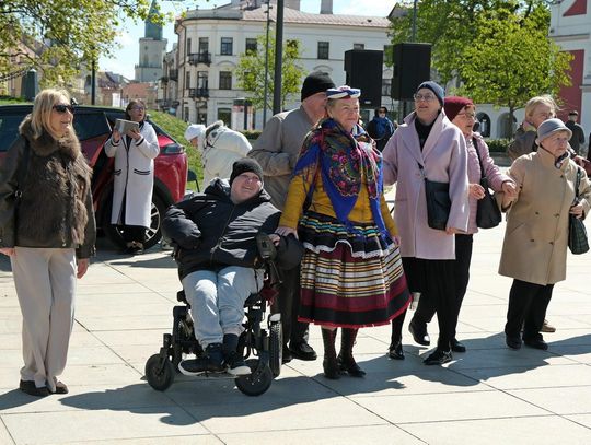 Tańcem połączyli pokolenia. Wyjątkowa potańcówka na Placu Litewskim w Lublinie