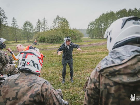 Żołnierze 2. Lubelskiej Brygady Obrony Terytorialnej ćwiczyli jazdę motocykami terenowymi pod okiem instruktorów z KM Cross Lublin. Szkolenie obejmowało pokonywanie przeszkód i doskonalenie techniki jazdy w trudnym terenie.