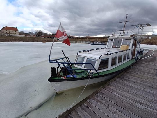 Tonie statek "Puławskiej Żeglugi". Trwa wypompowywanie wody