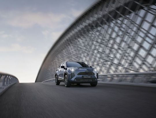 Toyota dostarczyła polskim ponad 50 tysięcy hybrydowych Yarisów Cross. Miejski crossover, który jest europejskim bestsellerem marki i liderem segmentu B-SUV, zawdzięcza swoją popularność modnej stylistyce, wyposażeniu oraz oszczędnym hybrydom o mocy 116 KM lub 130 KM.