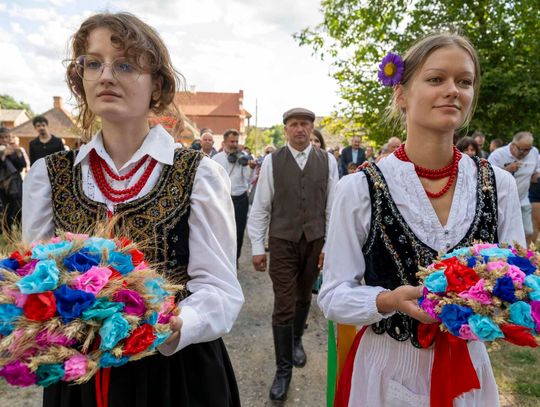 Tradycyjny korowód i podziękowanie za plony. W lubelskim skansenie pokazali jak wyglądały dożynki