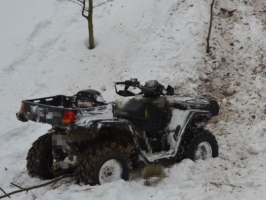 Quad w zimowym lesie po zdarzeniu – pojazd unieruchomiony na śniegu