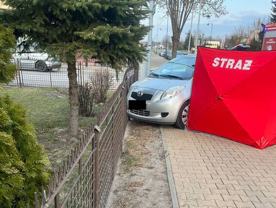 Tragiczne zderzenie w Dęblinie. Samochód wjechał w ogrodzenie komisariatu