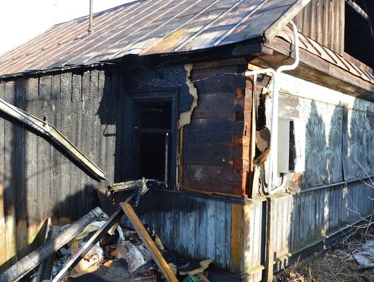 Tragiczny pożar w gminie Zalesie. Nie żyje 96-letnia kobieta spalony dom po akcji gaśniczej
